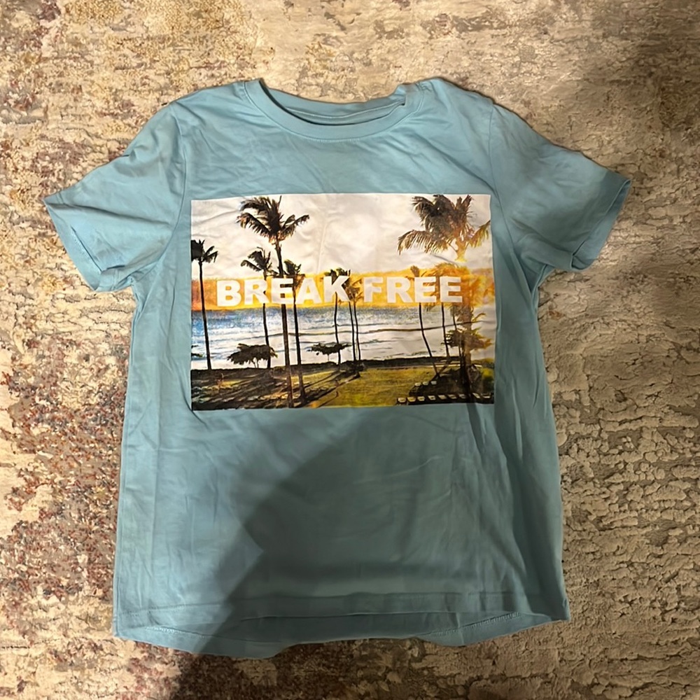 Blue T-shirt very comfortable with the writing break free and a sunset